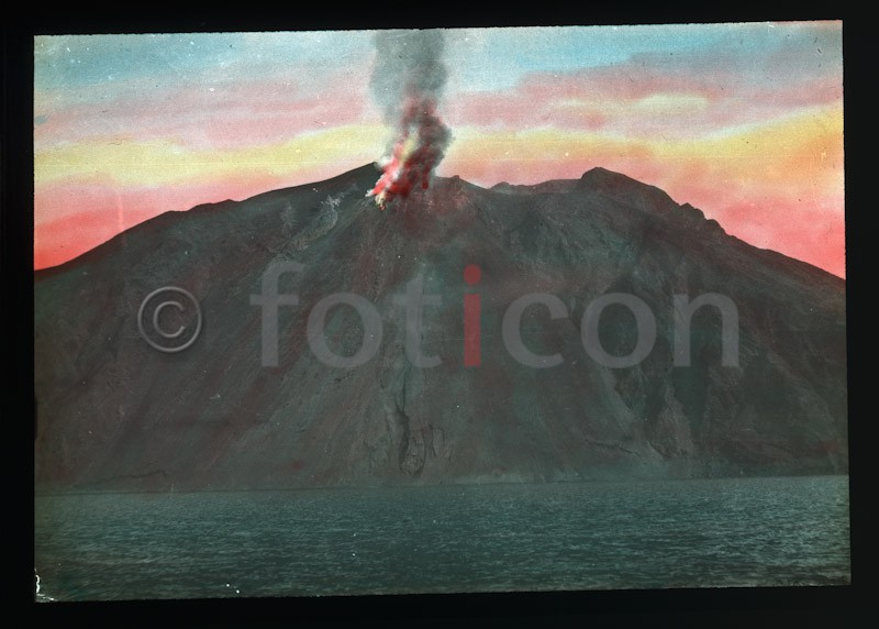 Der Stromboli ; The Stromboli - Foto foticon-simon-vulkanismus-359-044.jpg | foticon.de - Bilddatenbank für Motive aus Geschichte und Kultur